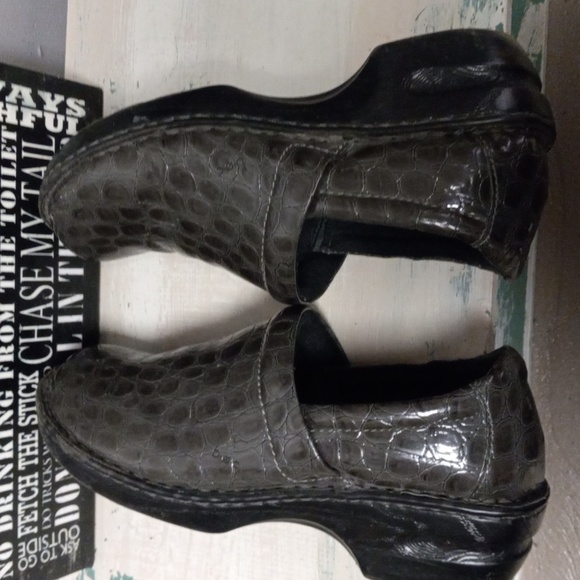 B.o.c Grey Reptile Print clogs - Picture 8 of 12